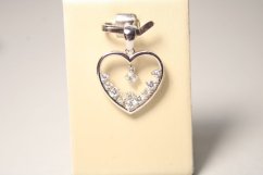 Strieborný prívesok Srdce s čírymi zirkónmi, rhodium, 1,27 g, 925/1000