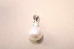 Strieborný prívesok s bielou perlou, rhodium, číry zirkón, 1,33 g, 925/1000