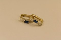 Náušnice - modré a číre zirkóny - kruhy štvorcového tvaru - pozlátené striebro