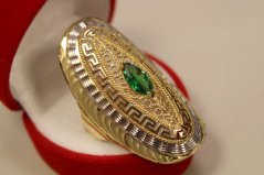 Zlatý prsteň s veľkým vyrezávaným vzorom, zelený zirkón, viacfarebné zlato, veľkosť 62, 5,58 g, 14 karátov, 585/1000