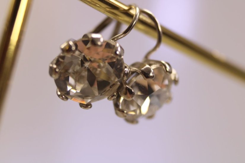 Klasické naušnice s veľkým brúseným zirkónom, ródiované striebro, 4,58g, 925/1000 - Materiál: Rhodiované striebro, Druh kameňa: ZIRKÓN, Farba kameňa: Číry, Váha (g): 4,58, Rýdzosť: STRIEBRO 925/1000
