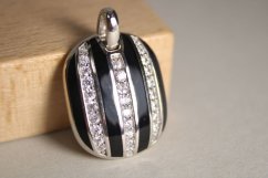 Prívesok-čierny smalt-číre zirkóny-rhodium-striebro