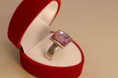 Prsteň-štvorcový vzor- swarovski crystal ružovej farby- rhodiované striebro