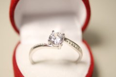 Prsteň-brúsený číry zirkón-rhodium-striebro
