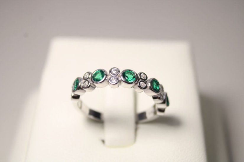 Strieborný prstienok s čírymi a zelenými zirkónmi, rhodium, veľkosť 58, 3,17 g , 925/1000