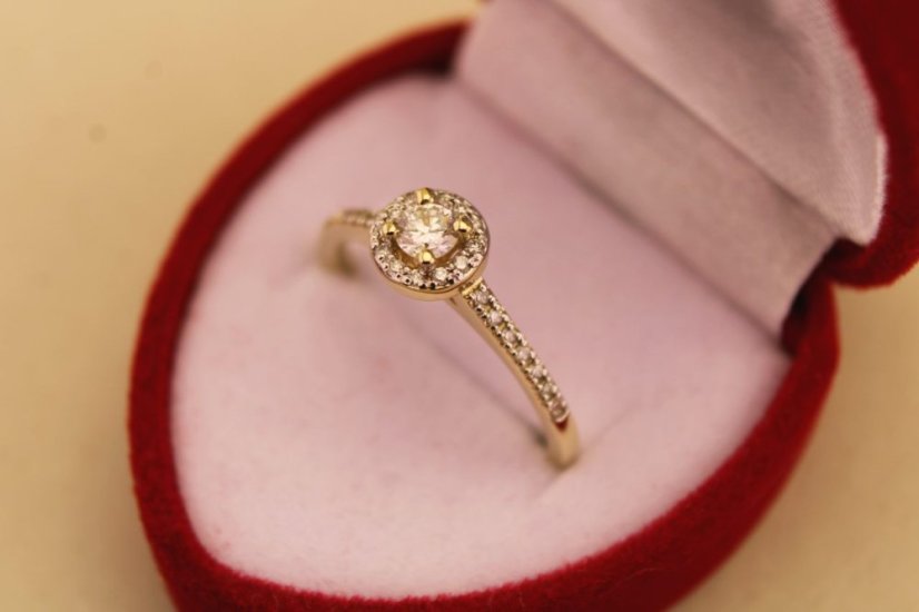 Prsteň-diamanty- centrálny briliant- žlté zlato- 14 karátov