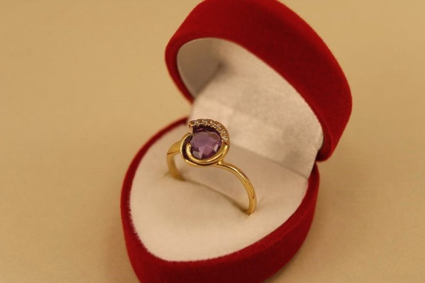 Prsteň - fialový Ametyst - číre zirkóny - žlté zlato - 14K