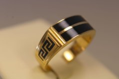 Zlatý prsteň s čiernym onyxom, grécky vzor, žlté zlato, veľkosť 65, 5,91 g, 14 karátov, 585/1000