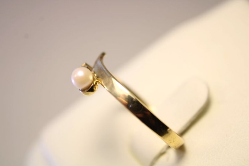 Zlatý prsteň asymterický tvar s perličkou, číre zirkóny, žlté zlato, veľkosť 58, 1,91g, 14K, 585/1000