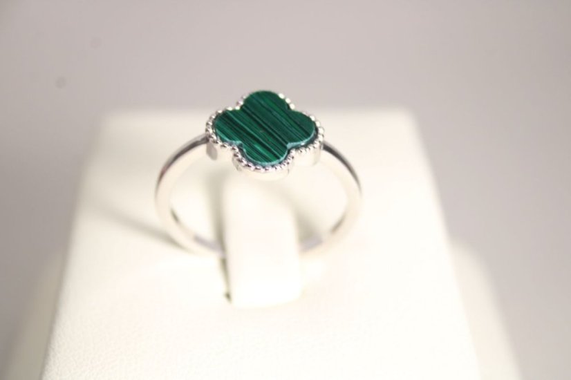 Strieborný prsteň ďatelinka so zeleným malachitom, rhodium, veľkosť 58, 2,18 g, 925/1000