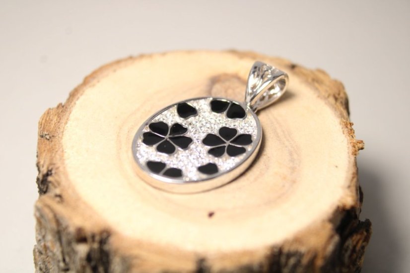 Strieborný prívesok ovál s kvetmi , čierny smalt a číre zirkóny, rhodium, 4,57 g, 925/1000