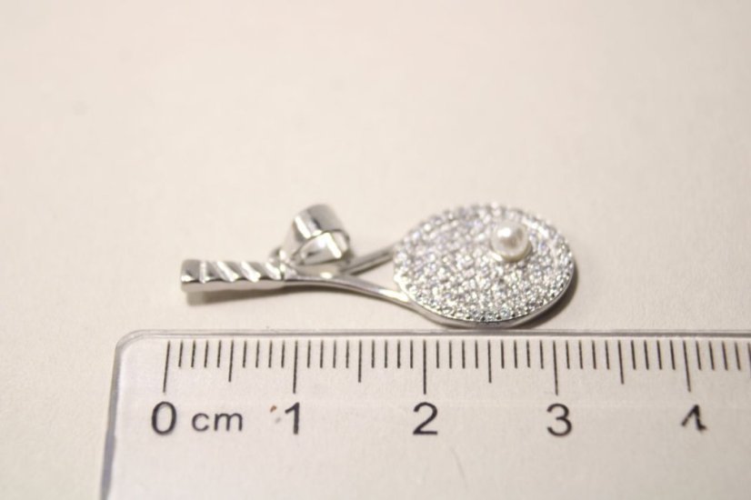 Strieborný prívesok tenisová raketa s bielou perličkou a čírymi zirkónmi, rhodium, 1,98 g, 925/1000