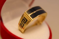 Prsteň-čiernym onyx- grécky vzor-žlté zlato-14 karátov