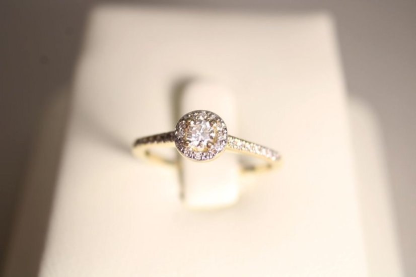 Diamantový prsteň zo žltého zlata s centrálnym briliantom 0,15 ct H/Si2, veľkosť 54, 2,01 g, 14 karátov 585/1000