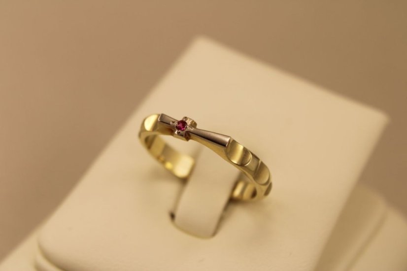 Zlatý prsteň, kombinované zlato, rúžový zirkón, veľkosť 62, 4,09g 14k 585/1000