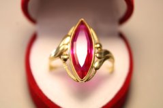 Zlatý prsteň s výrazným červenoružovým kameňom, žlté zlato, veľkosť 65, 3,95 g, 14 karátov, 585/1000