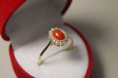 Prsteň-červený korál-číre zirkóny-žlté zlato-14K