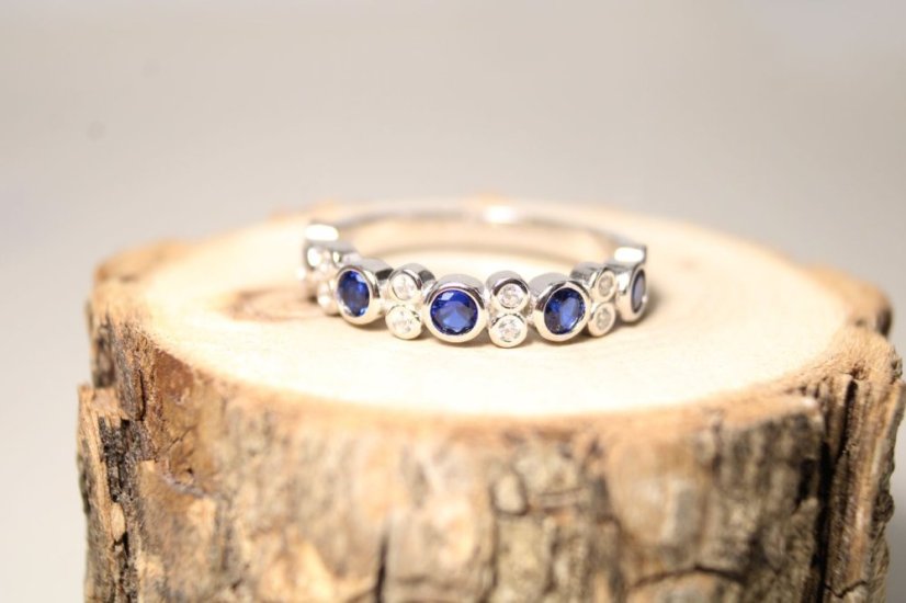 Strieborný prstienok s čírymi a modrými zirkónmi, rhodium, veľkosť 58, 3,13 g , 925/1000