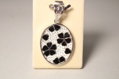 Strieborný prívesok ovál s kvetmi , čierny smalt a číre zirkóny, rhodium, 4,57 g, 925/1000