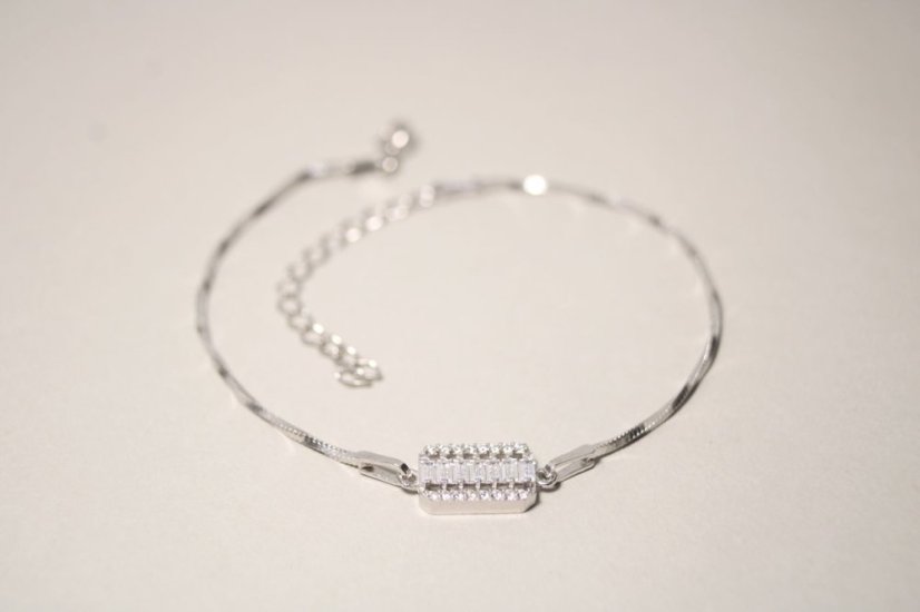 Strieborný náramok zdobený obdĺžnikovým príveskom, číre zirkóny, rhodium, 18-22 cm, 2,43 g, 925/1000