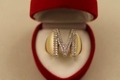 Prsteň- písmeno M- číre zirkóny- viacfarebné zlato- 14 karátov