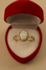 Prsteň- biely opál- zirkóny- viacfarebné zlato- 14 karátov