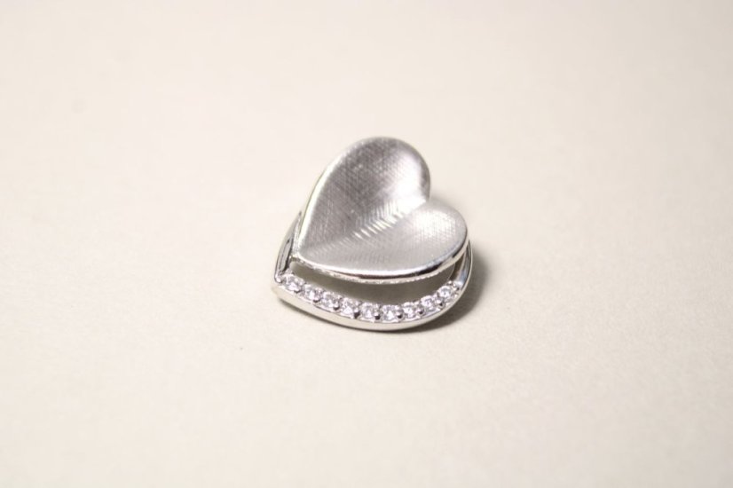 Strieborný prívesok s matno-lesklou úpravou - srdce s čírymi zirkónmi, rhodium, 1,98 g, 925/1000