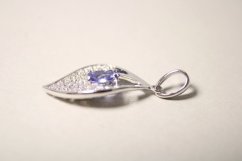 Strieborný prívesok s fialovo-modrým Tanzanitom a čírymi zirkónmi, rhodium, 1,91 g, 925/1000