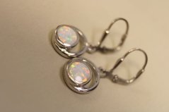 Náušnice -visiace- s bielym opálom-klasické zapínanie-rhodium-striebro