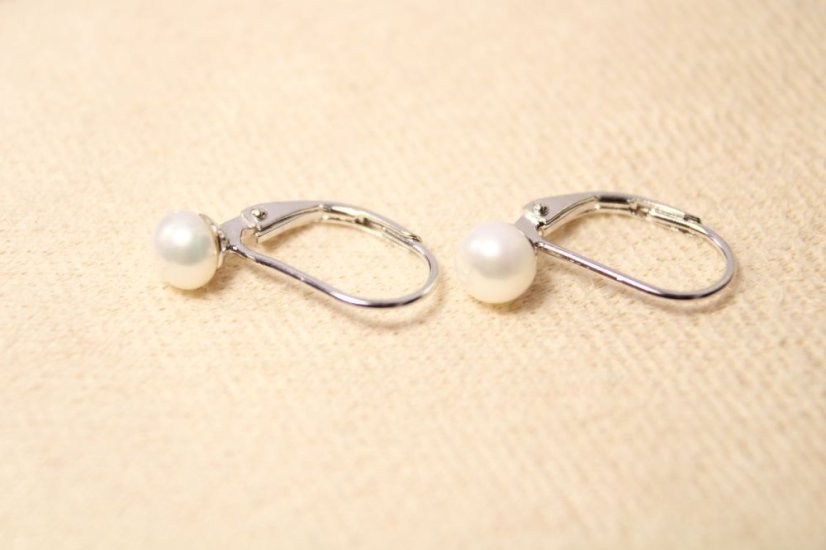 Strieborné naušnice so sladkovodnou perlou, klasické zapínanie, rhodium, 1,12 g, 925/1000