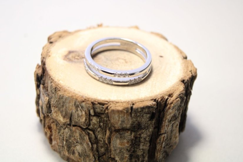 Prsteň- číre zirkóny- rhódiované striebro