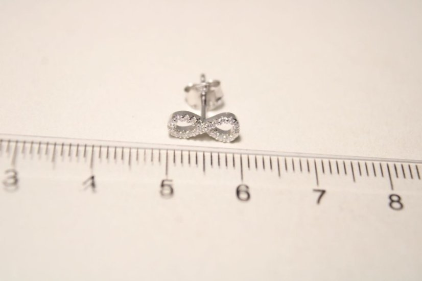 Rhódiované strieborné náušnice Nekonečno s čírymi zirkónmi, puzetové zapínanie, 0,93g, 925/1000