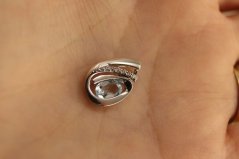 Prívesok- modrý topás- zirkóny- rhódiované striebro