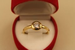 Prsteň-číry kameň- žlté zlato- 14 karátov