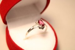 Strieborný prsteň oválny ružovočervený kamienok, rhódium, veľkosť 53, 1,11g, 925/1000