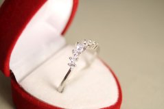 Strieborný vykrojený prsteň s čírymi kryštálmi, rhodium, veľkosť 62, 1,60 g, 925/1000