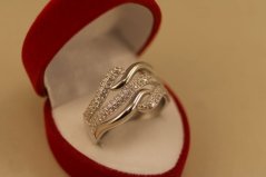 Prsteň- vlnitý vzor- číre zirkóny- rhódiované striebro