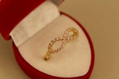 Prsteň- nekonečno- rúžové zirkóny- žlté zlato- 14 karátov