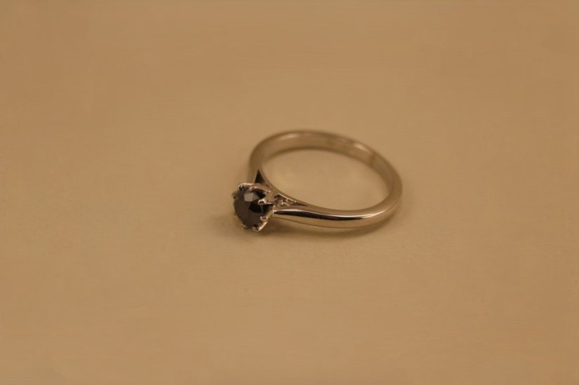 Prsteň- čierny diamant- 0,60ct- biele zlato- 14 karátov