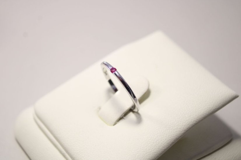 Strieborný minimalistický prsteň, sýto rúžový zirkón, rhodium, veľkosť 48, 1,12 g, 925/1000