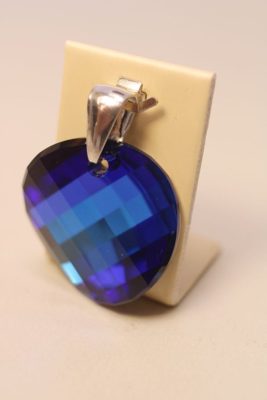 Okrúhly prívesok s modrým swarovski kameňom, rhodiované striebro, 8,37g, 925/1000 - Druh kameňa: SWAROVSKI PRÍRODNÝ KAMEŇ, Farba kameňa: Modrý, Váha (g): 8,37, Rýdzosť: STRIEBRO 925/1000