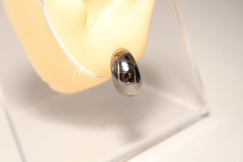 Moderné čierne strieborné náušnice zahnuté kvapky, puzetky, 3,00 g, 925/1000 - Materiál: Rhodiované striebro, Váha (g): 3,00, Rýdzosť: STRIEBRO 925/1000