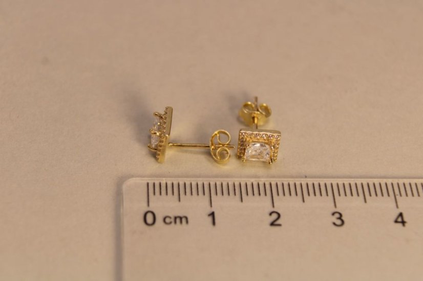 Náušnice číry zirkón v hranatej objímke, žlté zlato, napichovačky, 1,84 g, 14 karátov 585/1000 - Farba zlata: Žltá, Druh kameňa: ZIRKÓN, Farba kameňa: Číry, Váha (g): 1,84, Rýdzosť: 14 karátov 585/1000