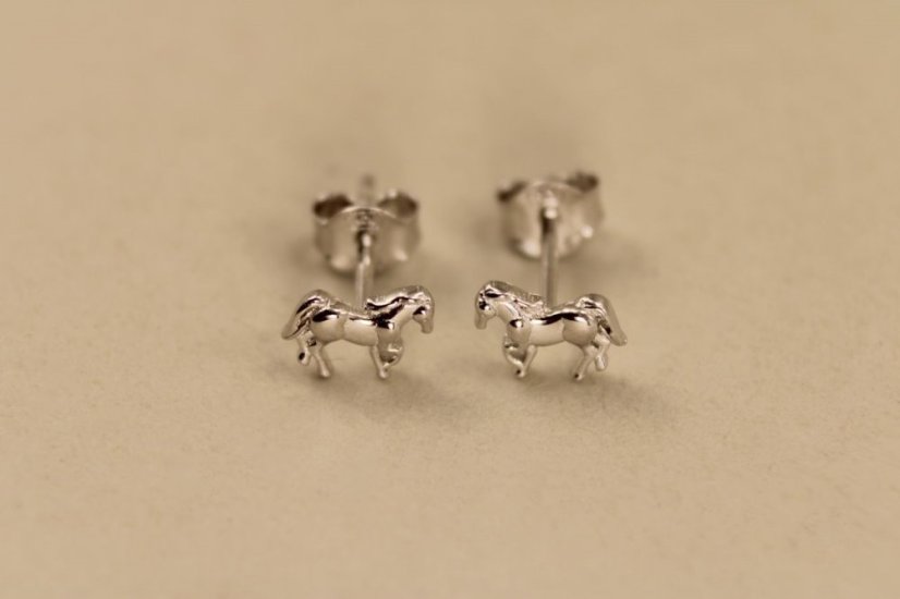 Náušnice-koník-puzetky-rhodium-striebro