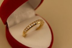 Prsteň- rad čírych zirkónov- žlté zlato- 14 karátov