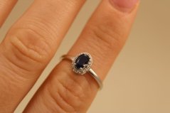 Prsteň- ovalný zafír- číre zirkóny- rhódiované striebro