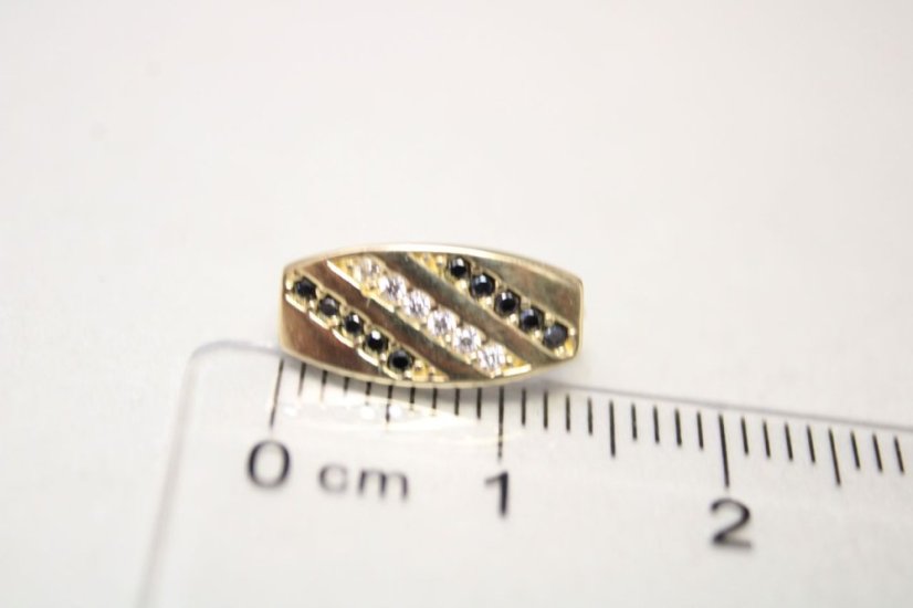 Zlaté naušnice na klasické zapínanie, žlté zlato, čire a čierne zirkóny, 2,08 g, 14 karátov, 585/1000