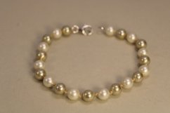 Náramok- biele a zlaté sladkovodné perly- striebro