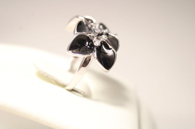 Rozkvitnutý strieborný prsteň s čírymi zirkónmi, čierny smalt, rhodium, veľkosť 49, 5,01 g, 925/1000 - Materiál: Rhodiované striebro, Druh kameňa: Zirkóny/smalt, Farba kameňa: Číry/čierny, Veľkosť prsteňa: 49, Váha (g): 5,01, Rýdzosť: STRIEBRO 925/1000