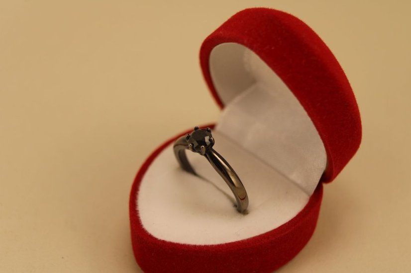 Zlatý prsteň s rutheniom a čiernym diamantom 0,65 ct - 14 karátov